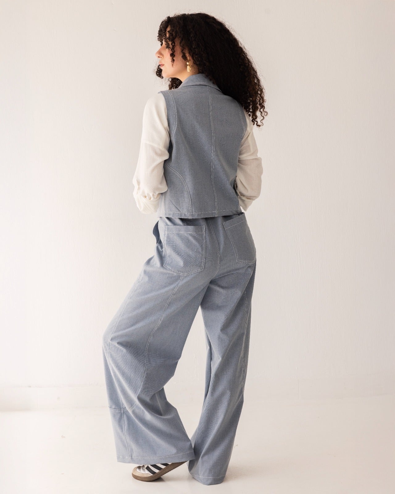 SLEEVELES CROPPED VEST-BABY BLUE