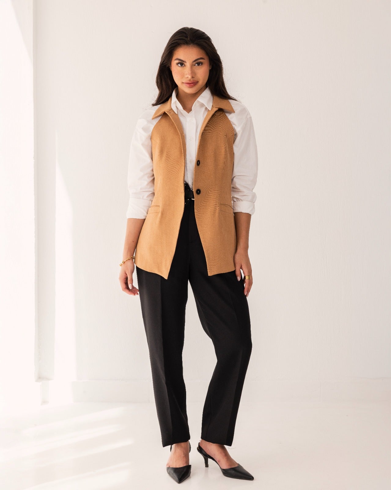 SLEEVELESS FITTED VEST-HAVAN