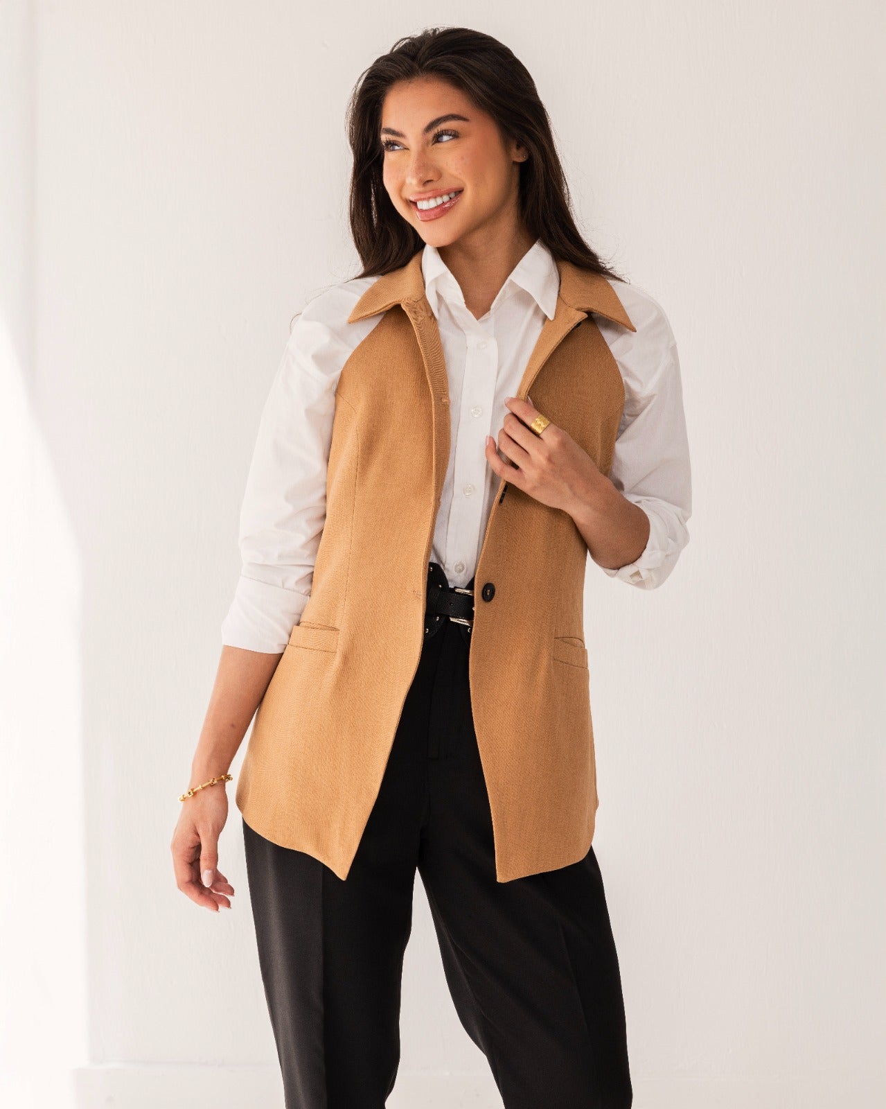 SLEEVELESS FITTED VEST-HAVAN