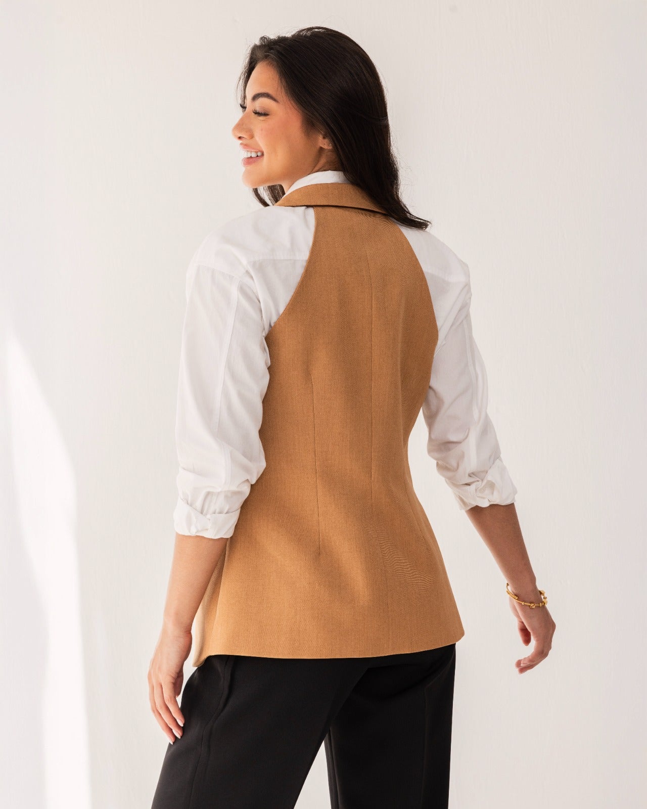 SLEEVELESS FITTED VEST-HAVAN