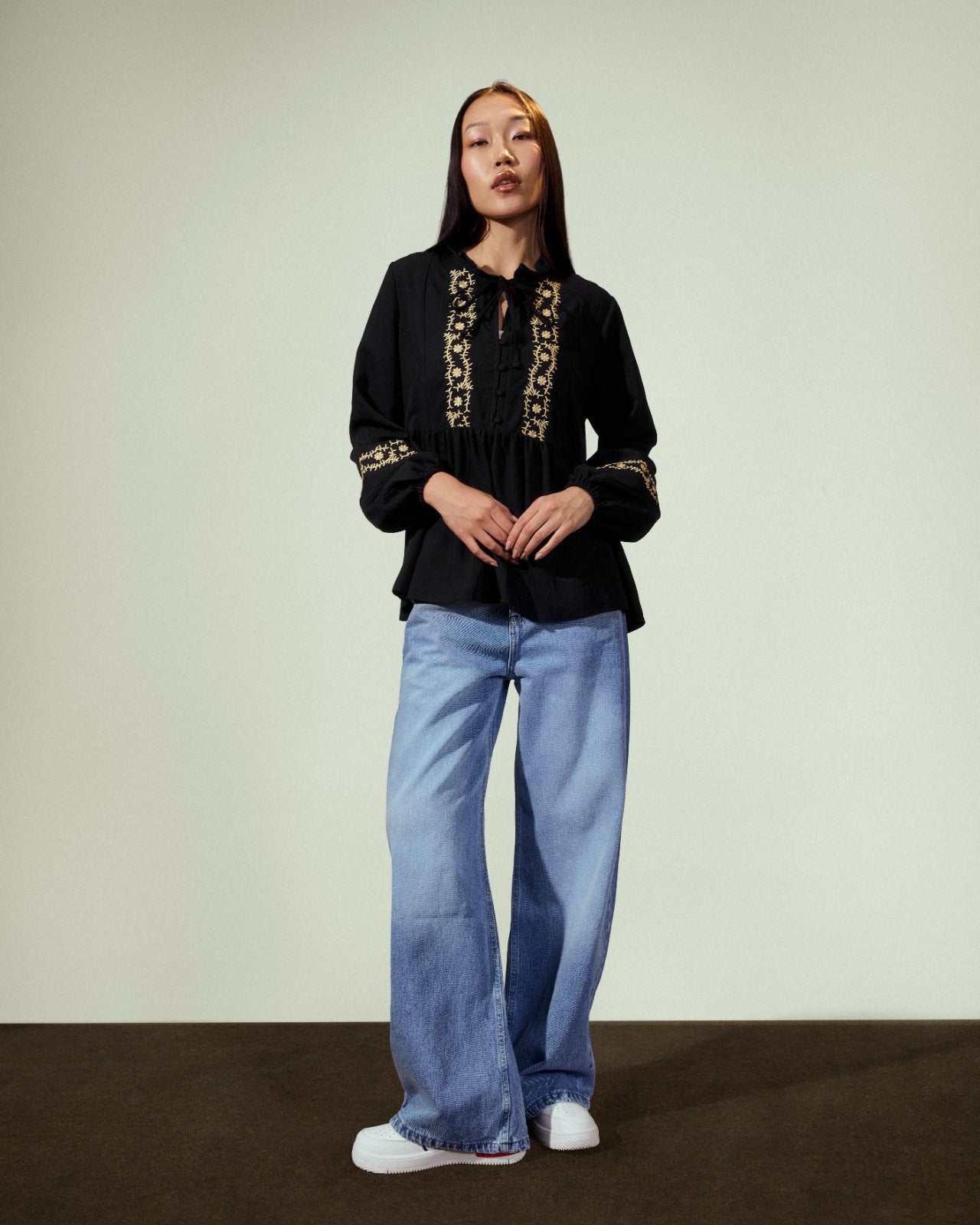 EMBROIDERY CROPPED BLOUSE-BLACK