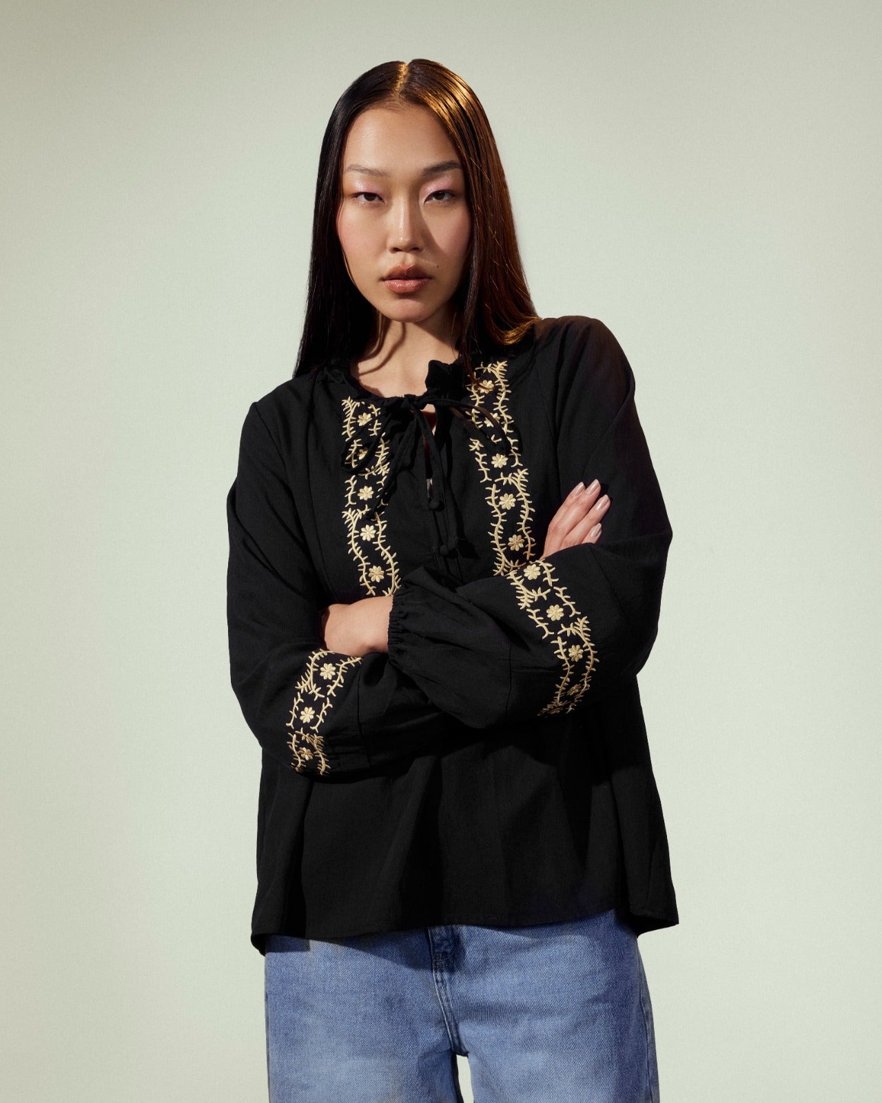 EMBROIDERY CROPPED BLOUSE-BLACK