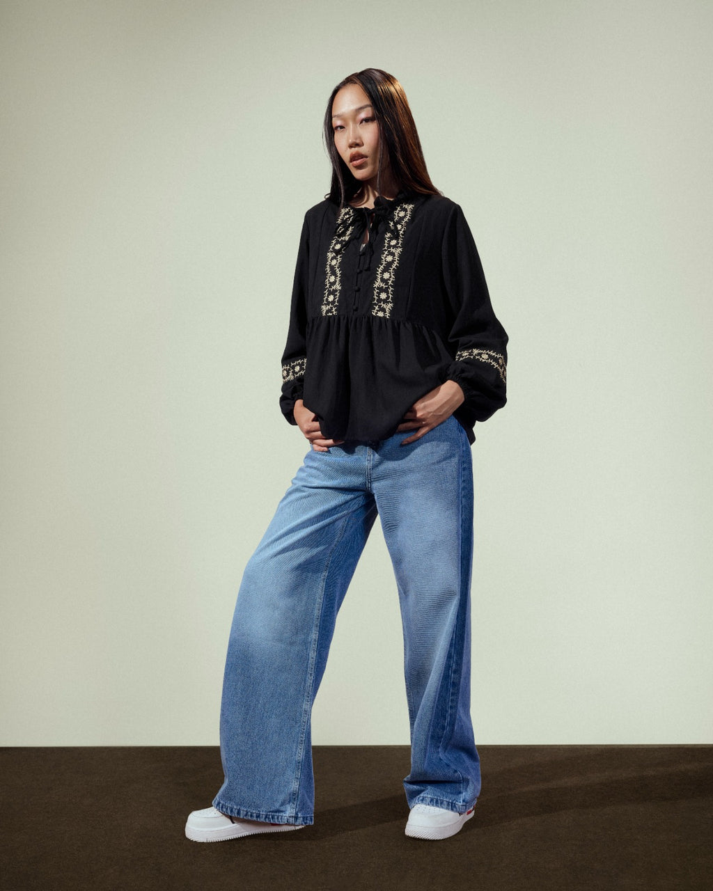 EMBROIDERY CROPPED BLOUSE-BLACK