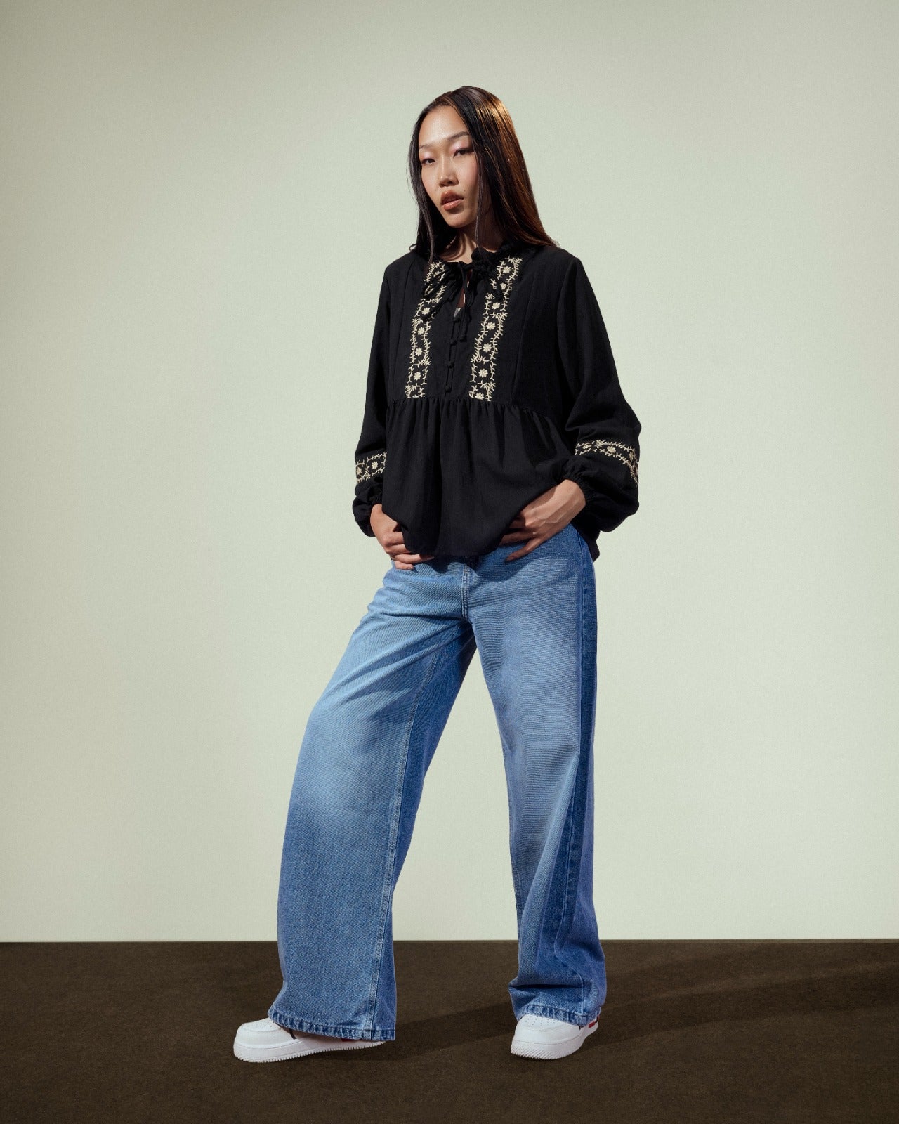 EMBROIDERY CROPPED BLOUSE-BLACK