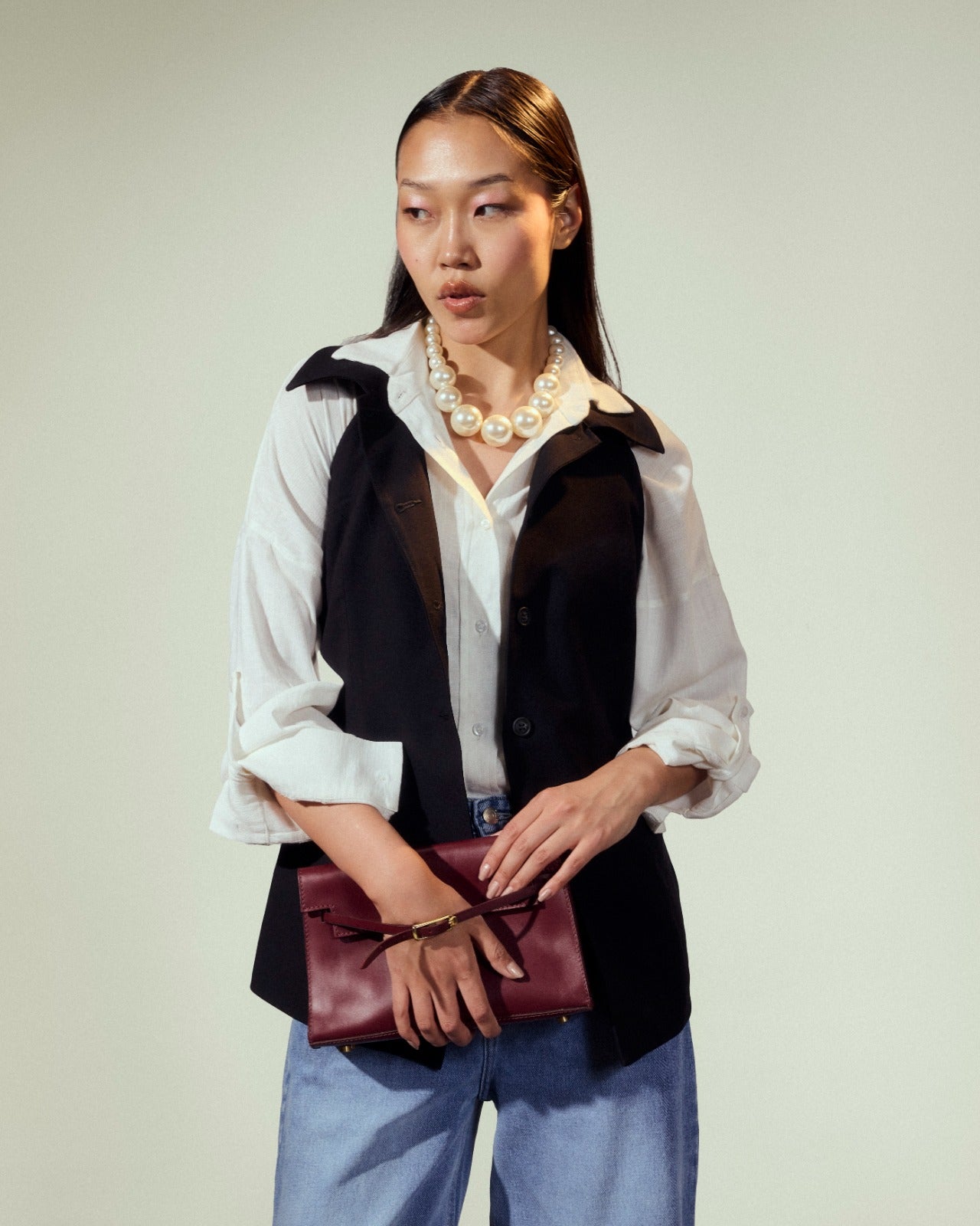 SLEEVELESS FITTED VEST-BLACK