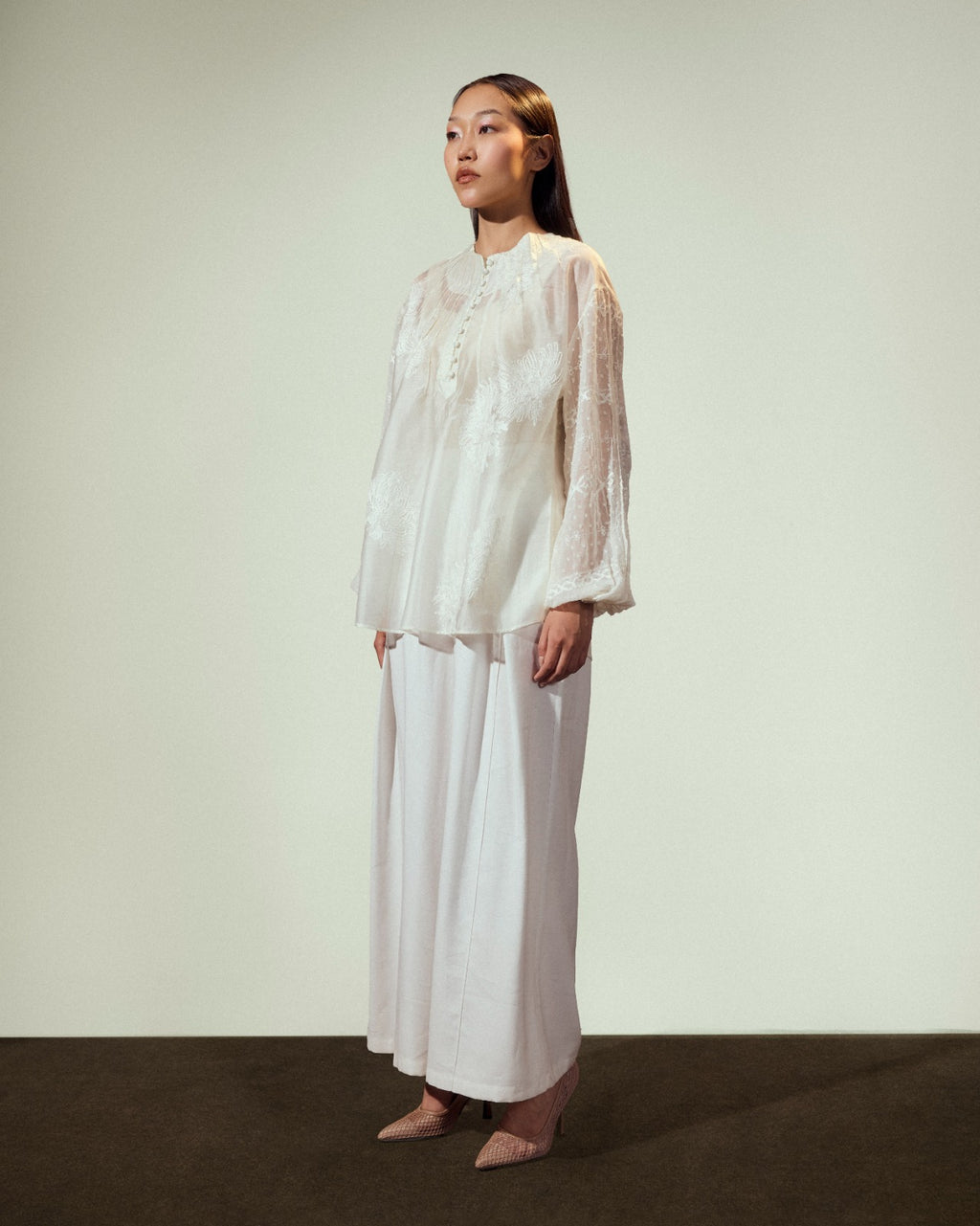 EMBROIDERY CHIFFON BLOUSE-OFF WHITE