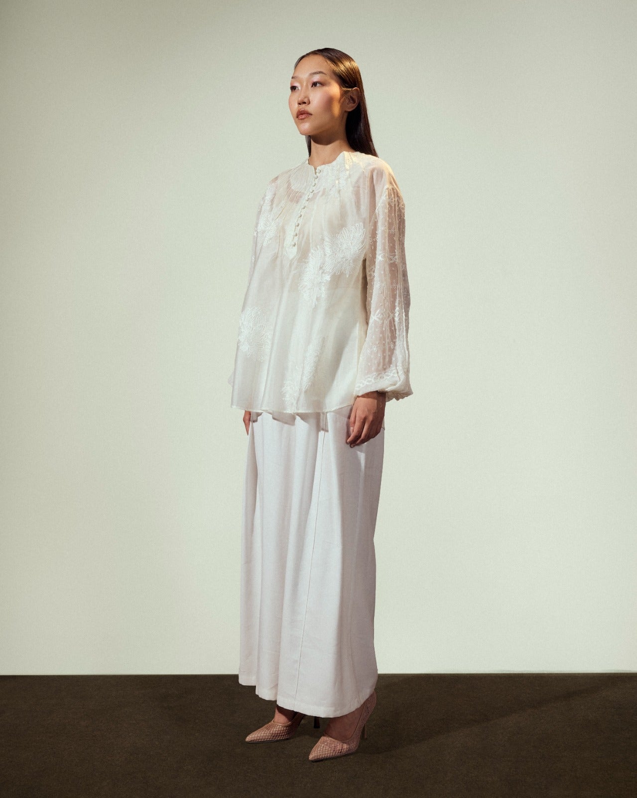 EMBROIDERY CHIFFON BLOUSE-OFF WHITE