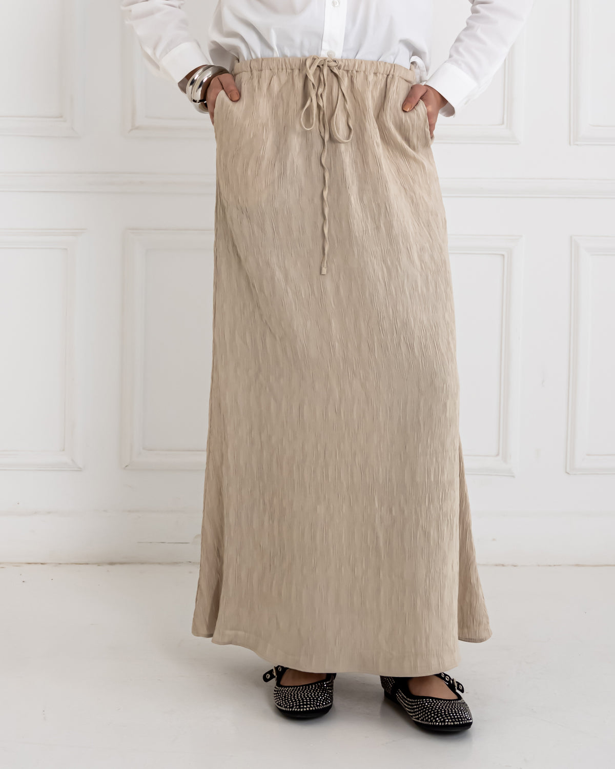 CRINKLE PLAIN SKIRT- BEIGE