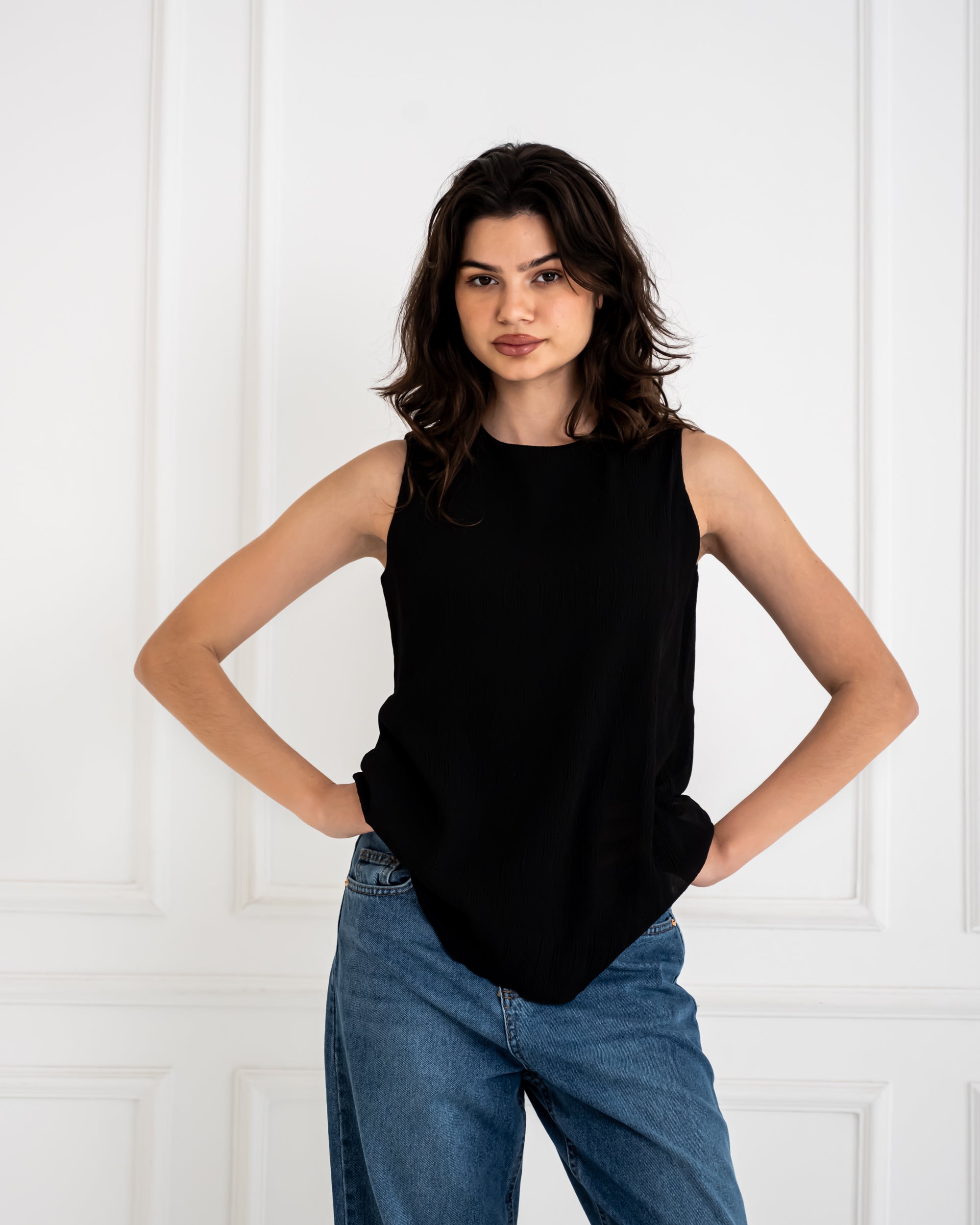 SLEEVELESS PLISSE BASIC BLOUSE -BLACK