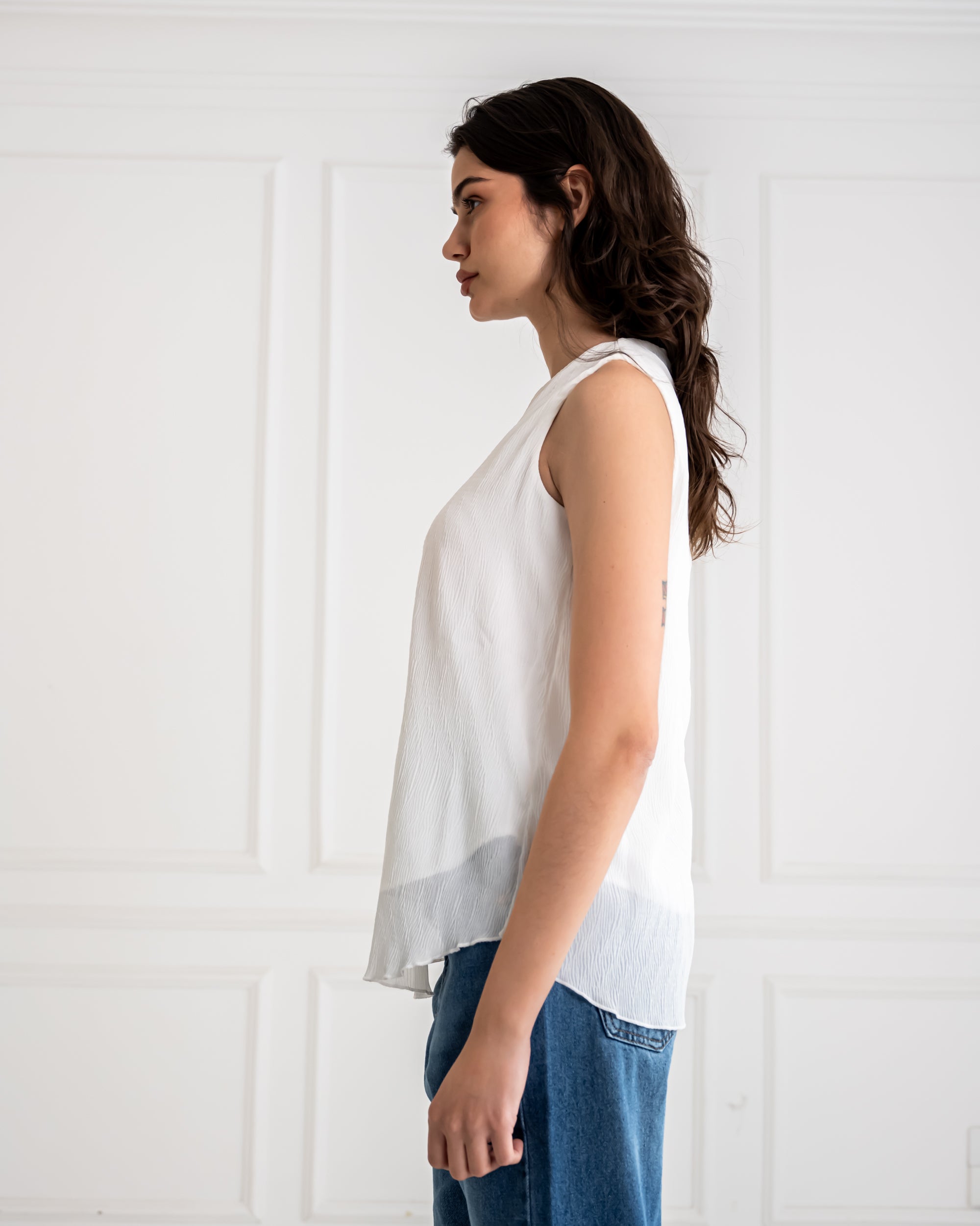 SLEEVELESS PLISSE BASIC BLOUSE -WHITE