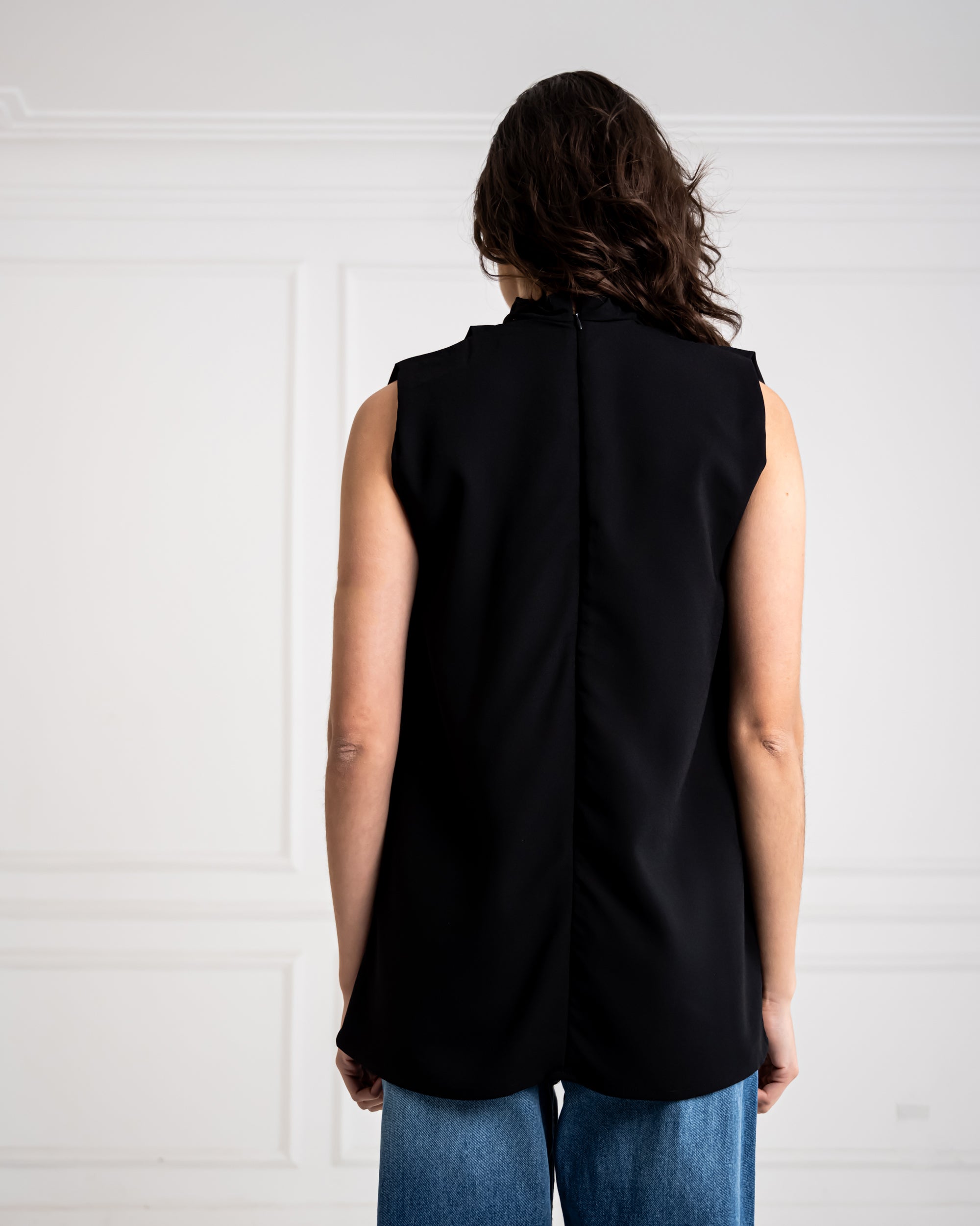 sleeveless drapped top-BLACK