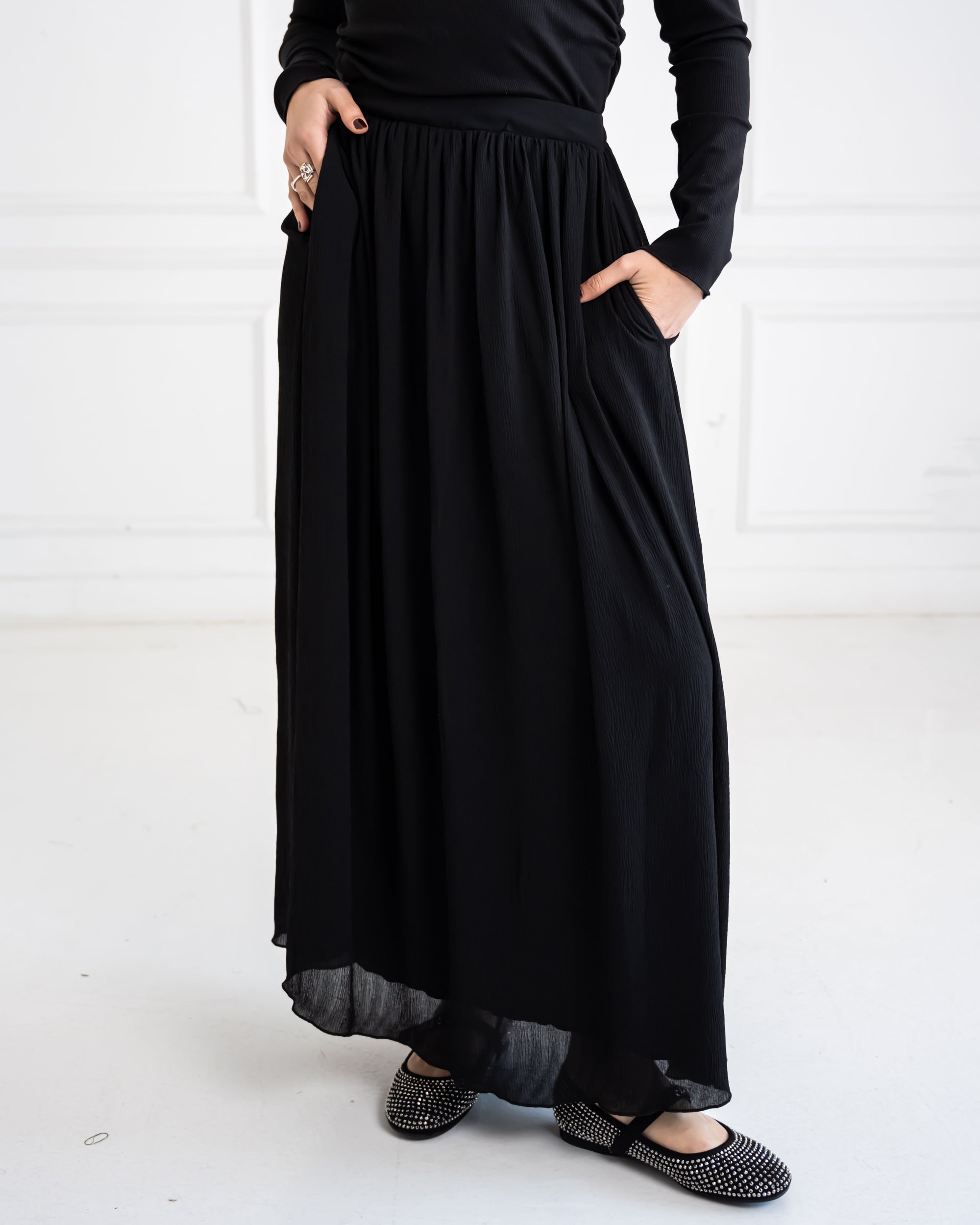 VOLUMINOUS PLISSE SKIRT-BLACK