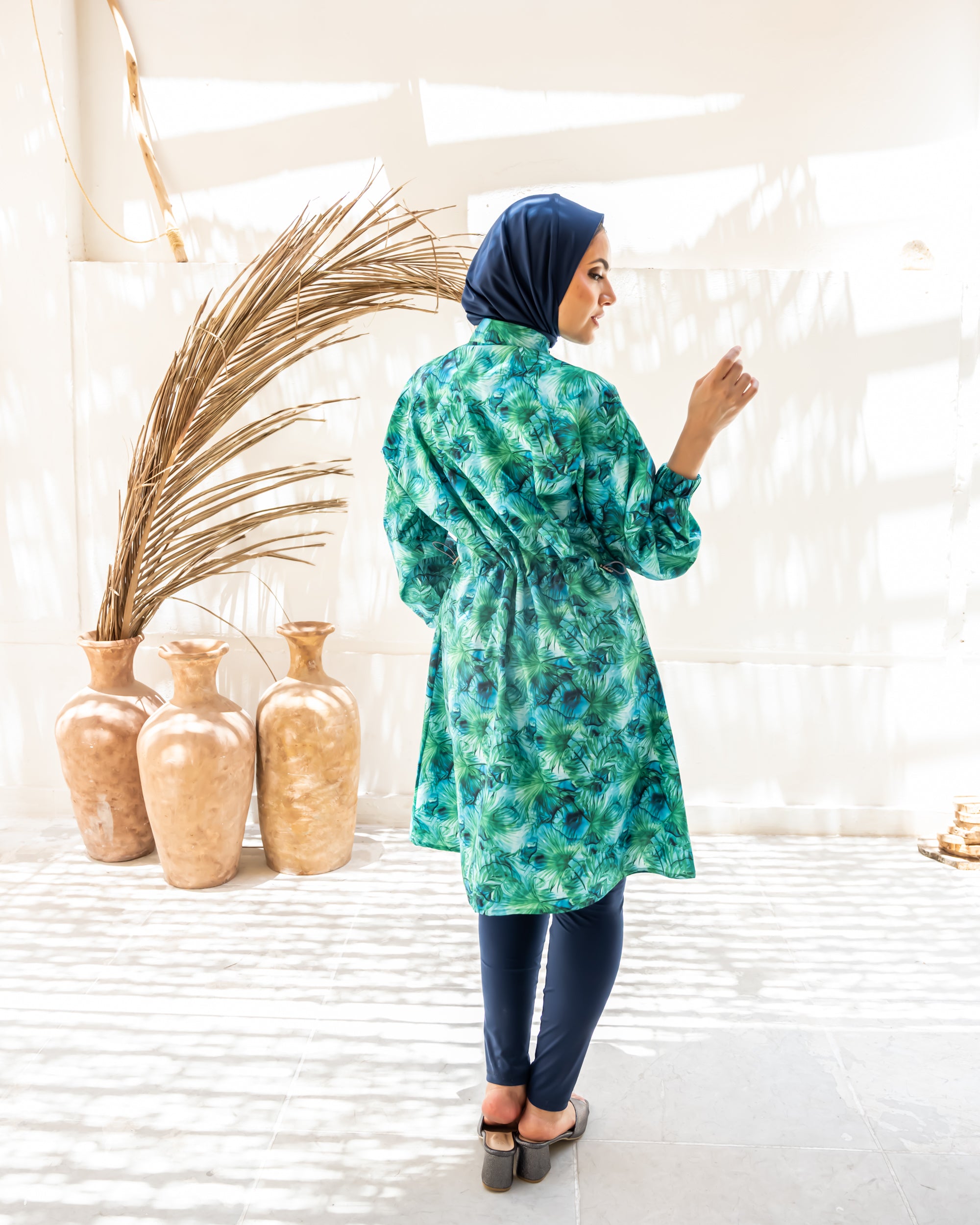 ملابس سباحة طويلة مطبوعة باللون الأخضر (الجزء العلوي فقط)