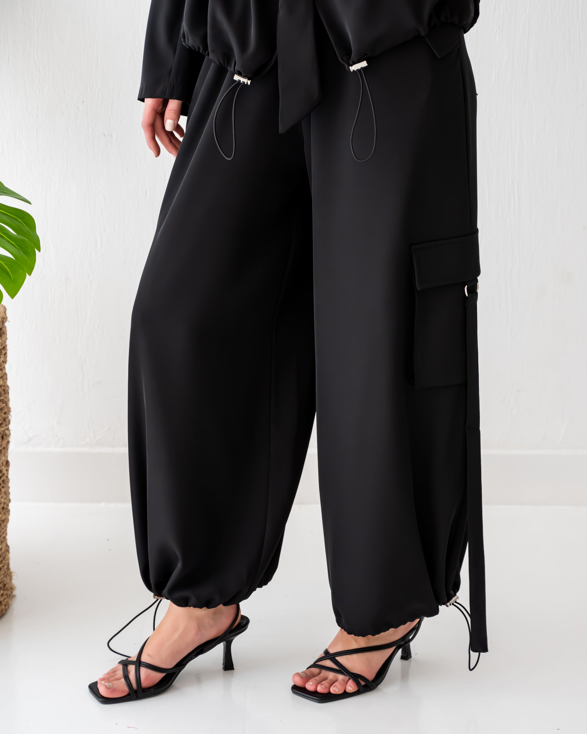 WITH POCKETS WIDE LEG PANTS-BLACK